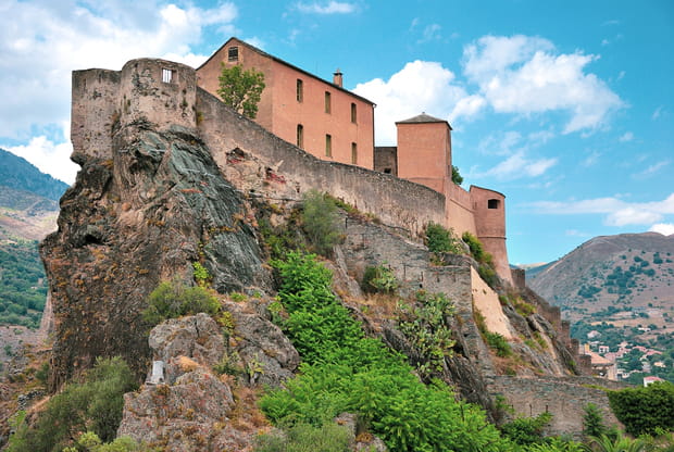 La citadelle de Corte en Corse, majestueuse l'hiver