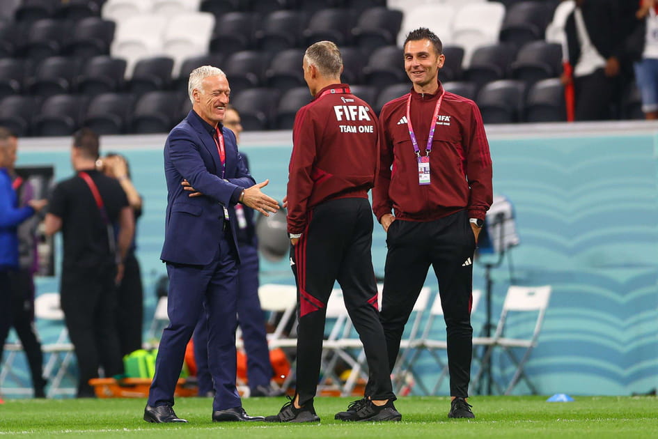 Deschamps vient saluer l'arbitre