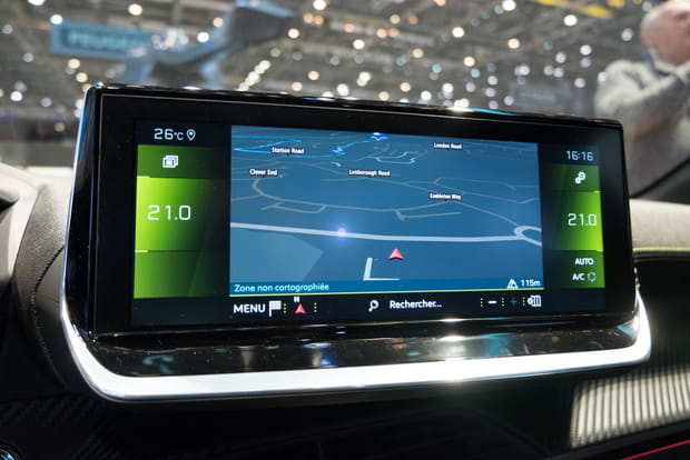 Un écran trop clinquant et long à la détente pour la 208