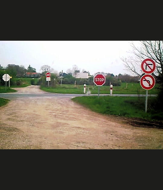 Ni &agrave; gauche, ni &agrave; droite, ni tout droit