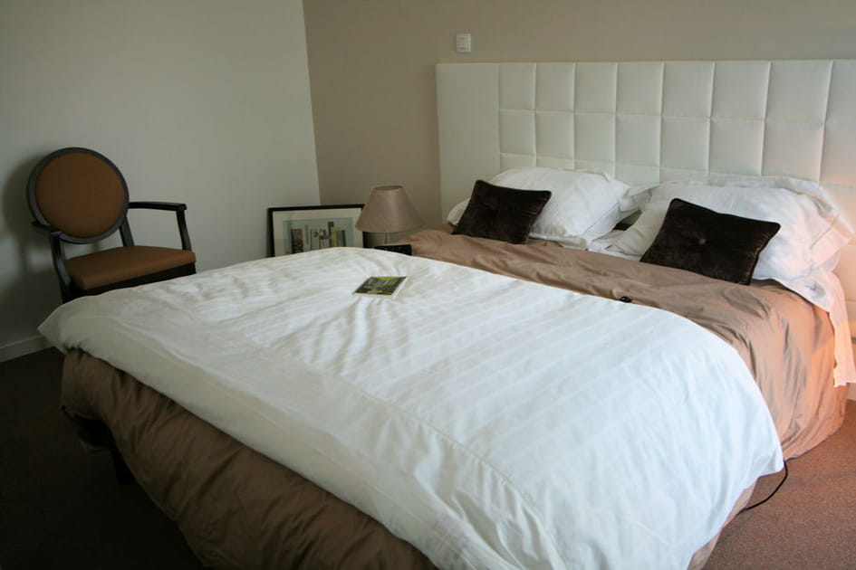 Une chambre avec lit ajustable