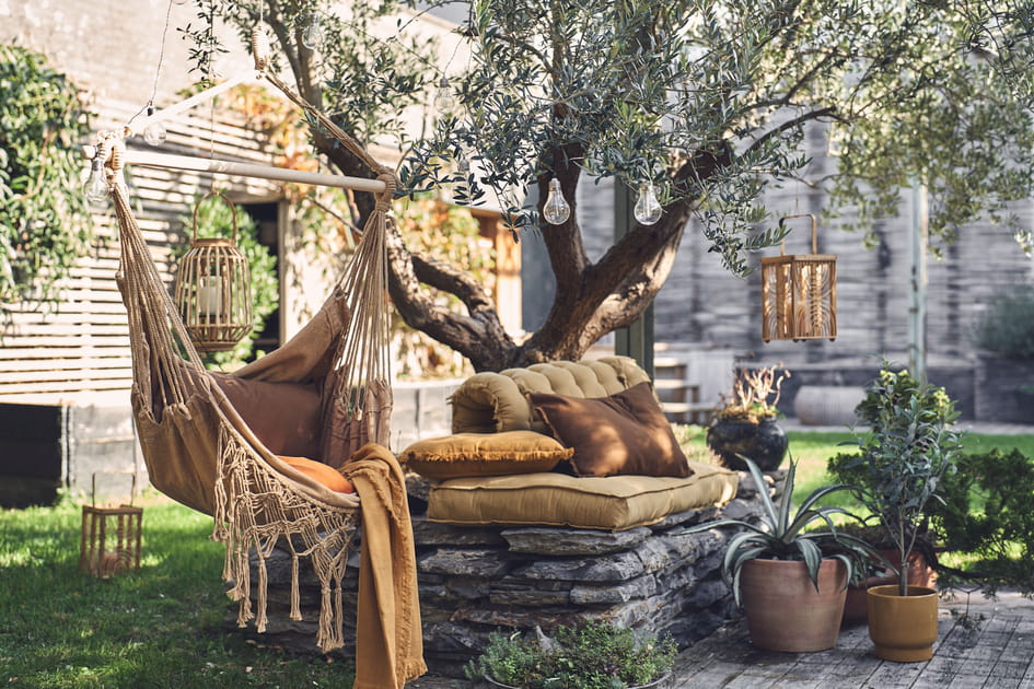 Pour un coin sieste confort dans le jardin, pensez &agrave; l'accumulation de coussins