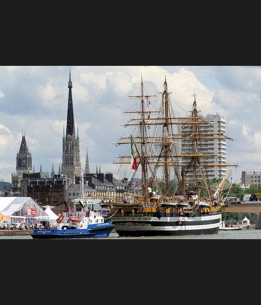 L'Amerigo Vespucci salue la cath&eacute;drale Notre-Dame de Rouen