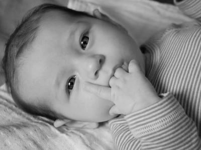 le tissu vert sur lequel repose le bébé était trop voyant : une fois l'image