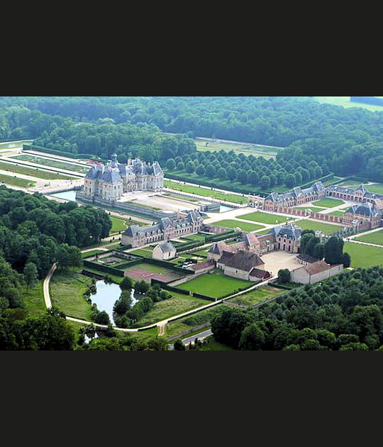 Survol du ch&acirc;teau de Vaulx le Vicomte