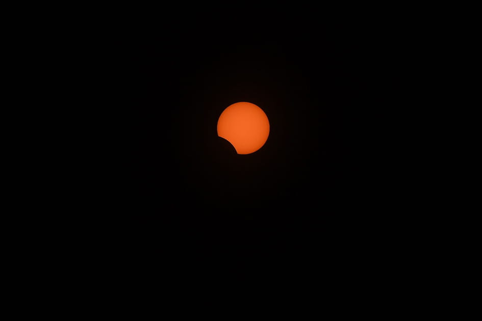 La lune commence &agrave; occulter le soleil