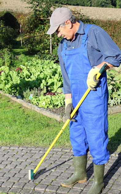 L'astuce pour &eacute;liminer la moisissure et la mousse sur une terrasse