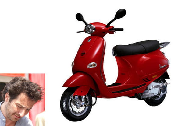 Edouard Baer roule en scooter