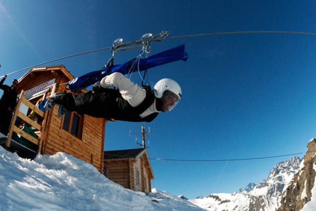 Se lancer sur la longue tyrolienne d'Orcières