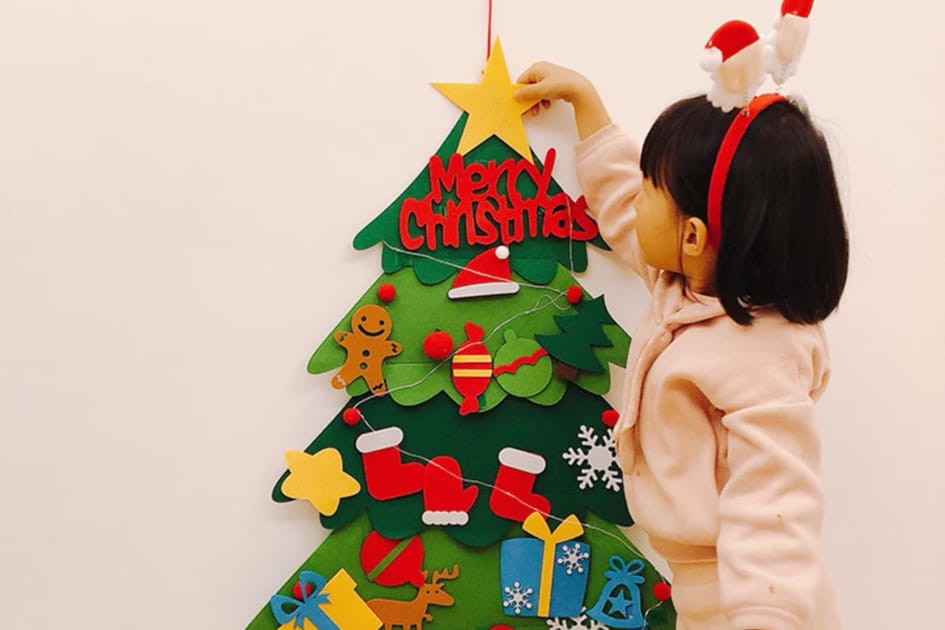 Les plus petits ont eux aussi le droit de d&eacute;corer leur propre sapin