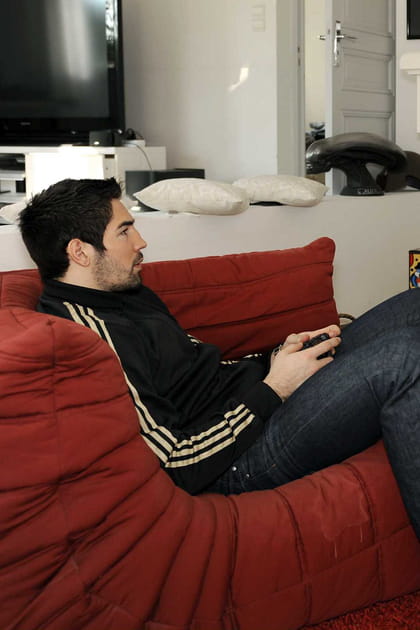 Il passe des heures devant les jeux vid&eacute;os