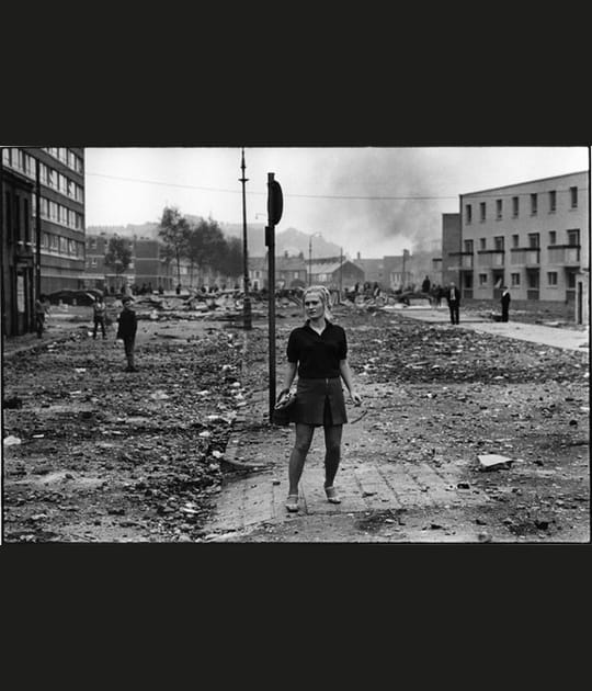 Une jeune femme en Irlande