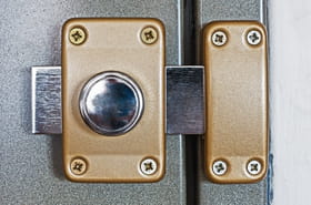 Comment poser un verrou sur une porte&nbsp;?