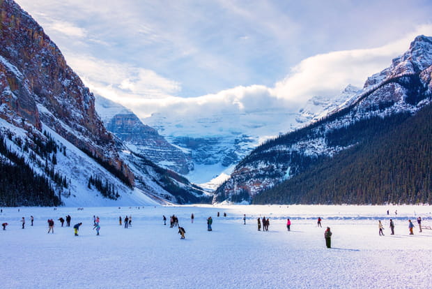 Ces lieux où s'imprégner de la magie de Noël : au Lake Louise, la magie de patiner sur un lac gelé