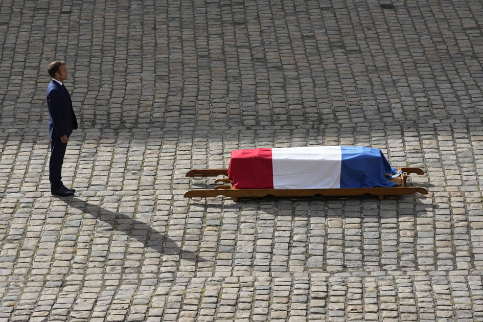 Macron face au cercueil de Jean-Paul Belmondo