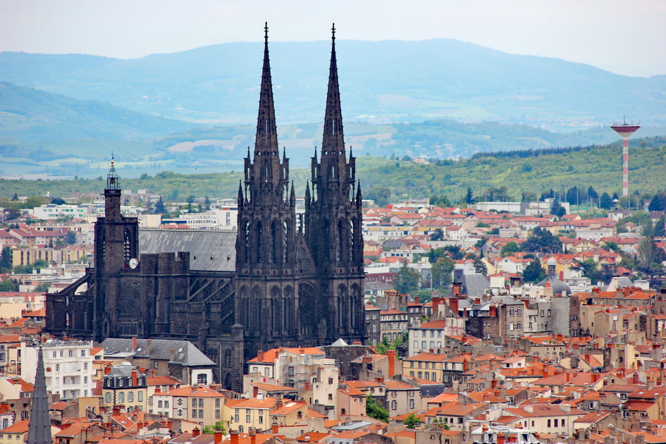 Clermont-Ferrand domin&eacute;e par les volcans, une escapade urbaine culturelle et nature &agrave; la Toussaint