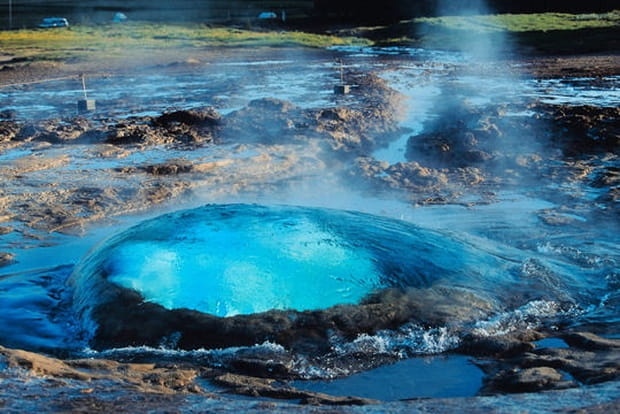 Geyser islandais aux couleurs irréelles