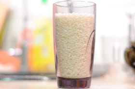 Je verse quelques gouttes et du riz dans un verre et le met dans un coin de la salle de bain. Il y sent toujours tr&egrave;s bon