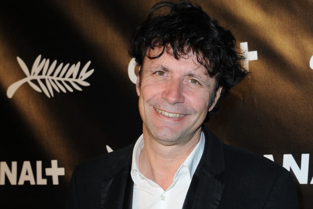 Christophe Carrière aux pieds de Karine Le Marchand