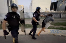 Manifestation &agrave; Marseille&nbsp;: un vid&eacute;o montre une femme frapp&eacute;e aux fesses par la police