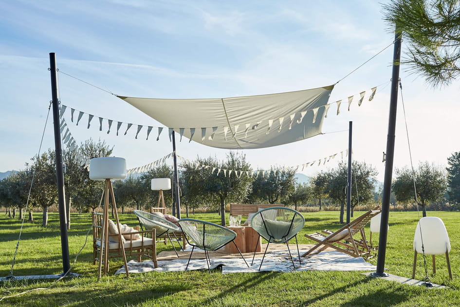 Des fanions pour un salon de jardin festif