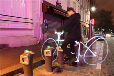Évidemment, pour réaliser ces dessins lumineux, il est important d'être assisté.