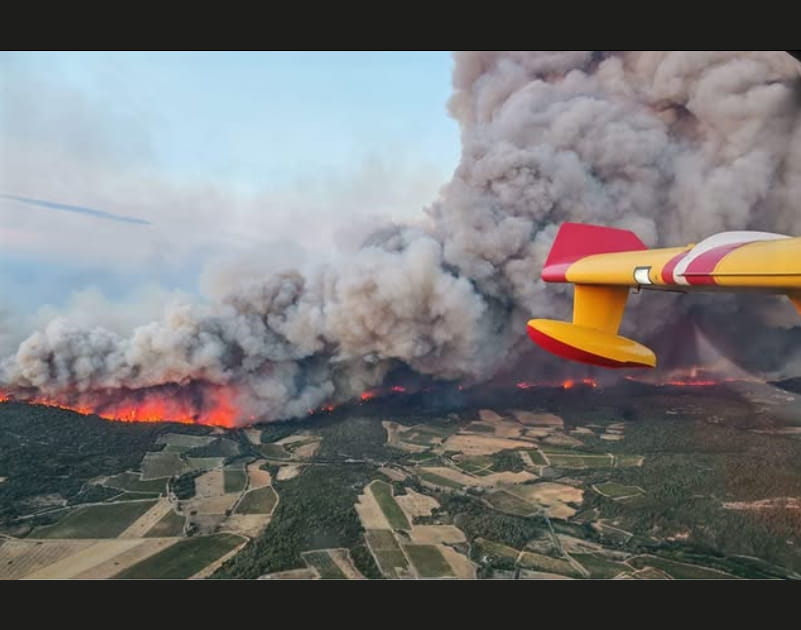 Vue du ciel, l'incendie est impressionnant
