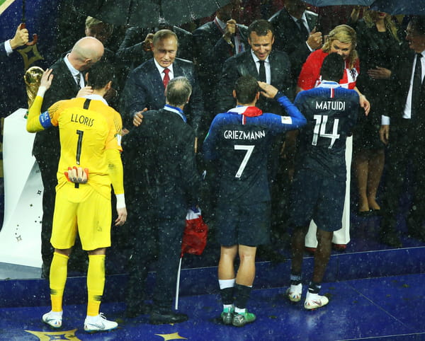 Salut militaire d'Antoine Griezmann à Emmanuel Macron à l'issue de la finale de la Coupe du monde à Moscou, le 15 juillet 2018.