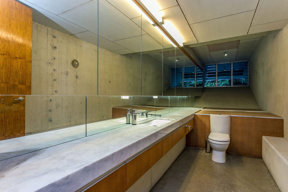 Une longue salle de bains
