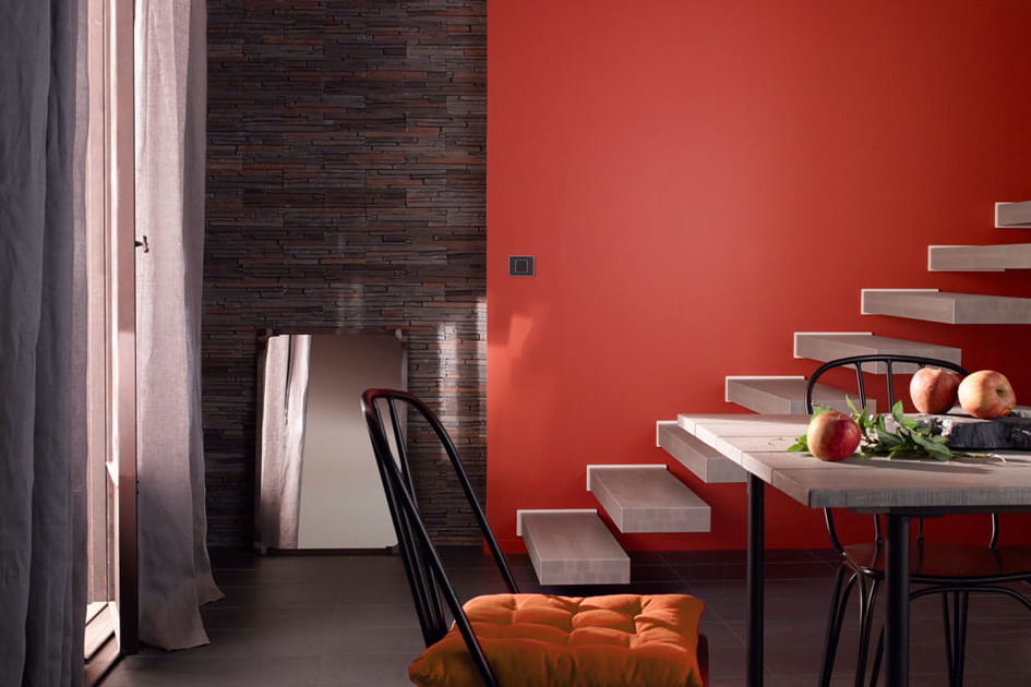 Une peinture piment&eacute;e