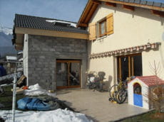 construction d'une extension horizontale à l'arrière de la maison.