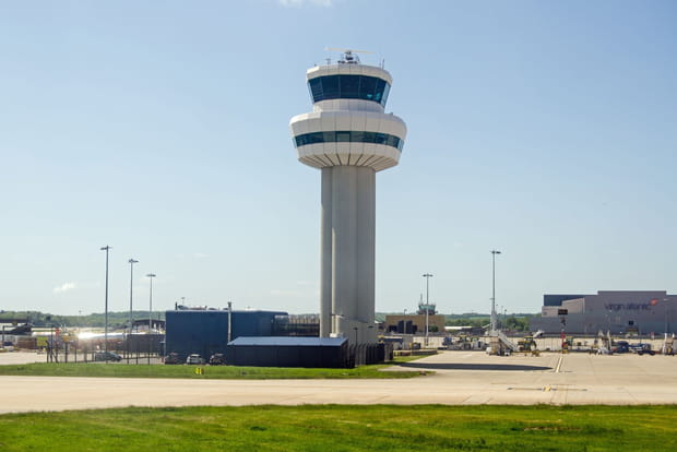 Contrôle aérien : qui nous suit en vol ?