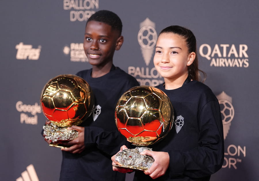L'arriv&eacute;e des troph&eacute;es du Ballon d'Or