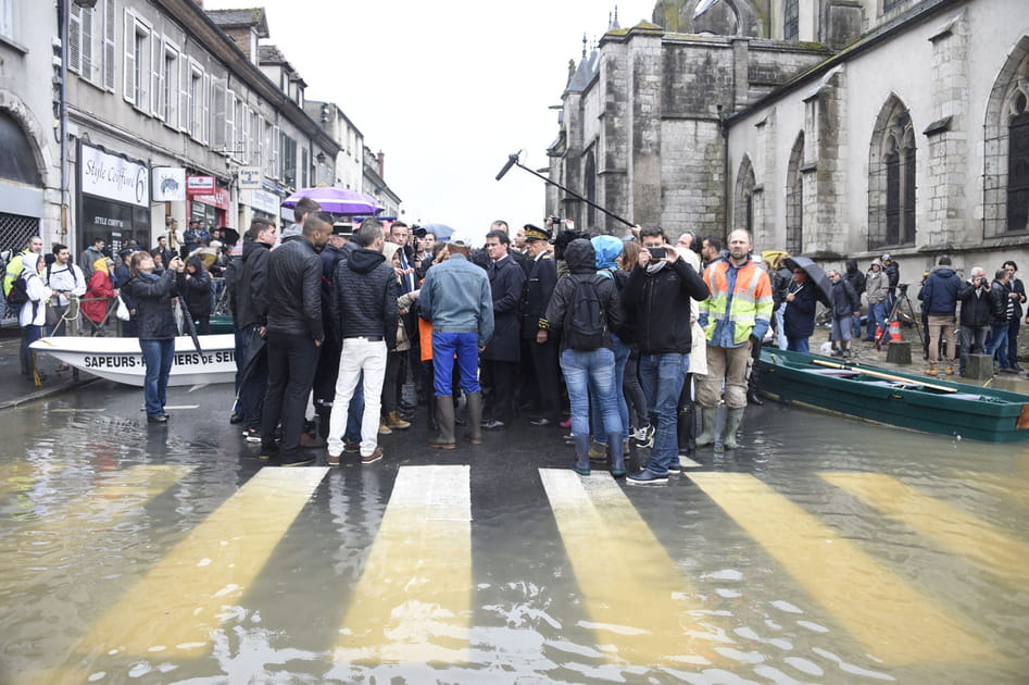 Manuel Valls &agrave; Nemours (Seine-et-Marne)