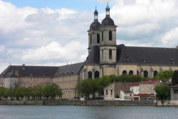 L'Abbaye des Prémontrés de Pont-à-Mousson sur les rives de la Moselle