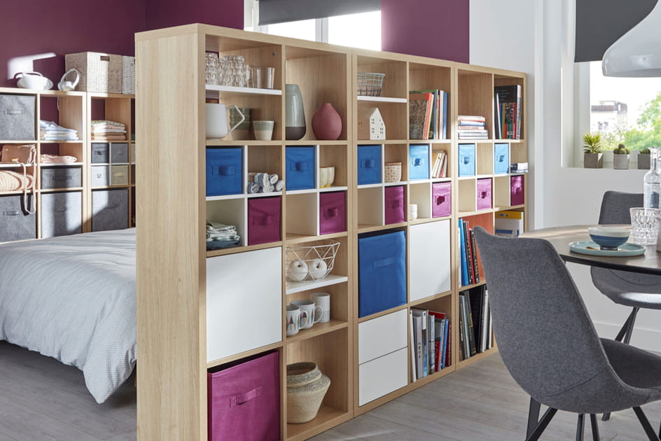 Un mur de meubles de rangement