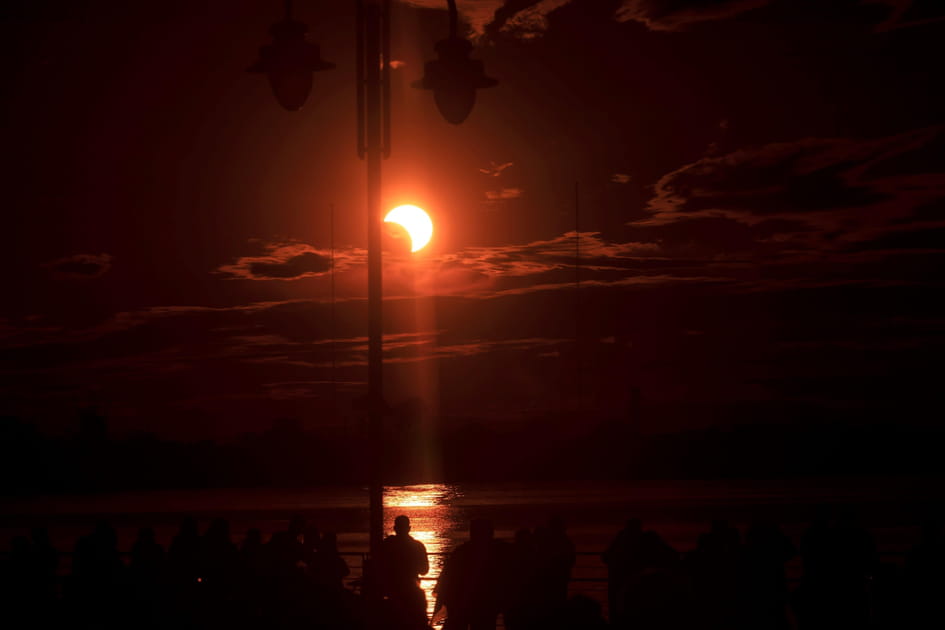 Eclipse partielle du soleil &agrave; Porto Alegre au Br&eacute;sil