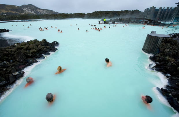 Se prélasser dans les eaux chaudes du Blue Lagoon