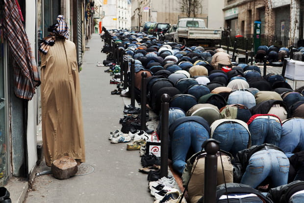 Paris. La Goutte d?Or. Prière dans la rue. 2011