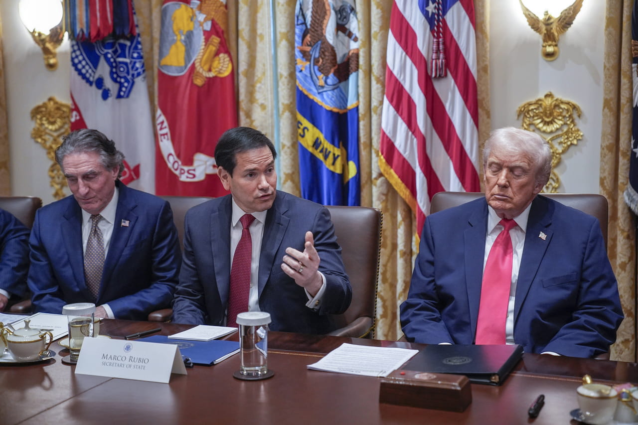 Santé de Donald Trump : ces signes et images qui alimentent les rumeurs sur ses fragilités