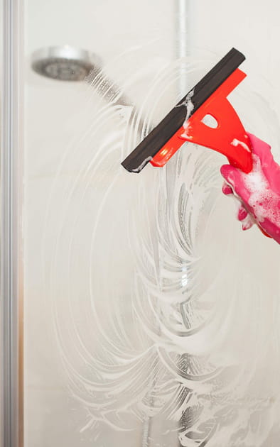 Le gel douche d&eacute;panne pour nettoyer les parois de douche