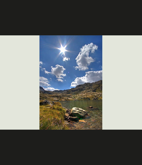 Lac et soleil de montagne