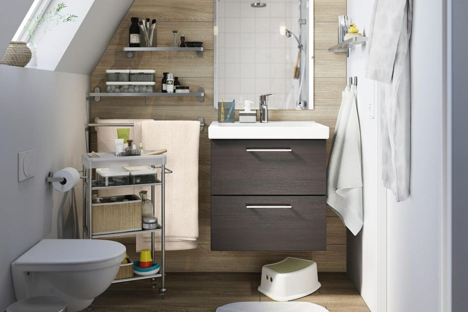 Une desserte mobile pour une salle de bains organis&eacute;e
