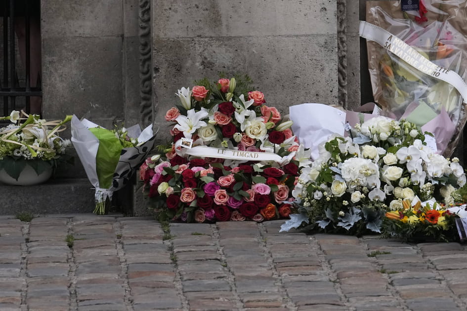 Des fleurs d&eacute;pos&eacute;es sur le parvis de l'&eacute;glise Saint-Germain-des-Pr&eacute;s