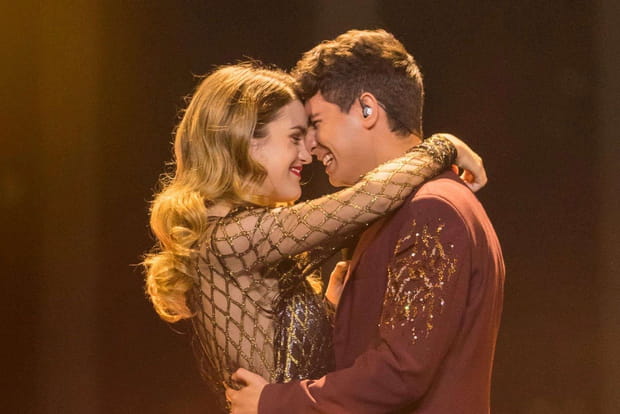 Instant complice entre les amoureux espagnols