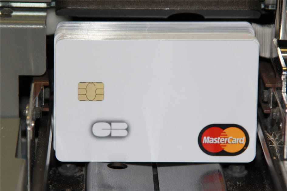 Deux processus de personnalisation distincts pour une carte bancaire