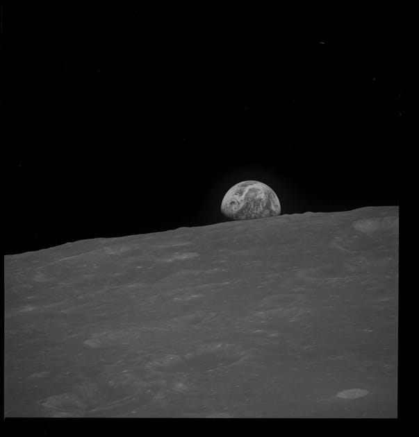 Apollo 8 : lever de la Terre sur l'horizon lunaire