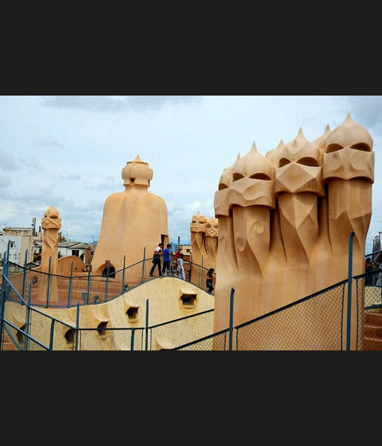 D'&eacute;tranges&nbsp;visages&nbsp;sur&nbsp;les&nbsp;toits&nbsp;de&nbsp;Barcelone