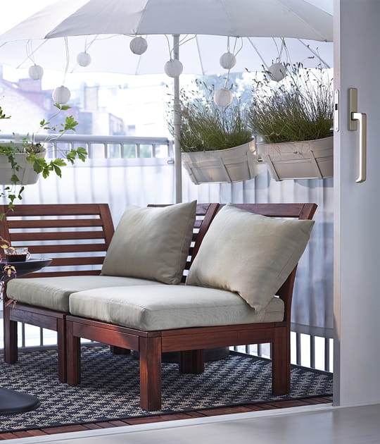 Utiliser un parasol contre le soleil (et les voisins)