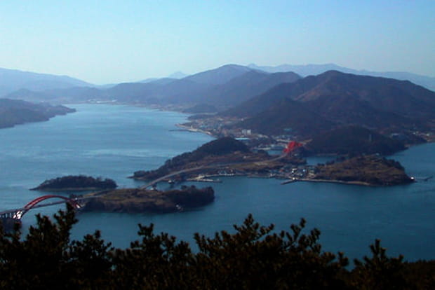Un pays au bord de l'eau.